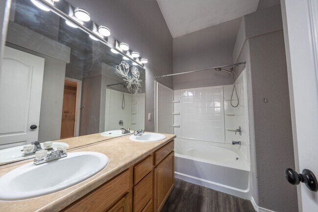 Building Photo - Stunning 4-bedroom, 3-bathroom home near Ft Carson!