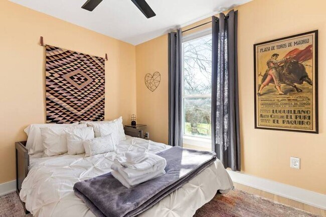 Building Photo - Light and Spacious Modern 3 bedroom