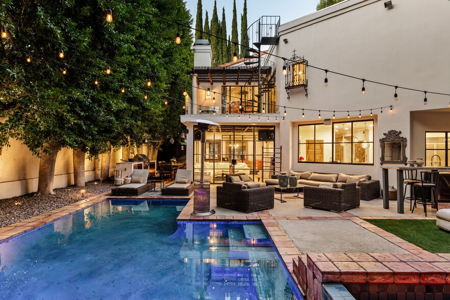 Building Photo - 4909 Woodley Ave