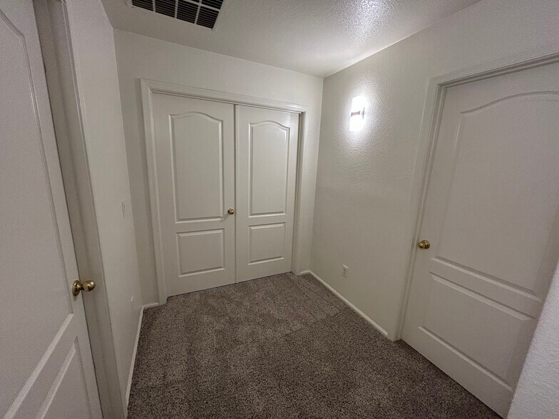 Building Photo - 8217 S 45th Ln