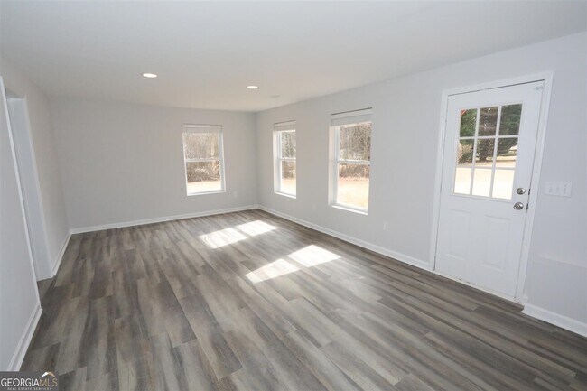 Building Photo - 3205 Vaughan Dr