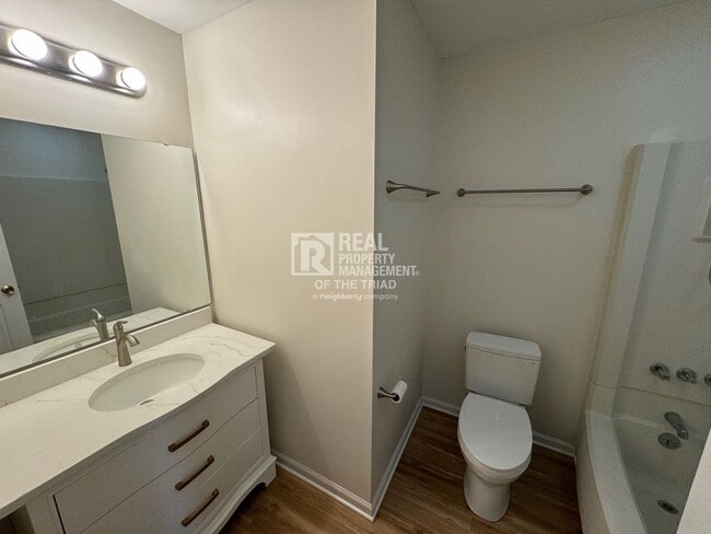 Building Photo - One Level End Unit Townhome in Hamilton Vi...