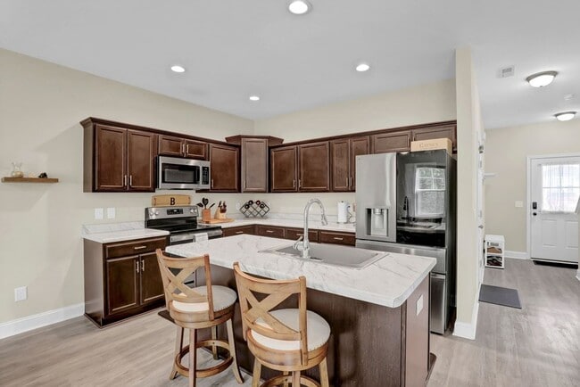 Building Photo - 424 Guppy Lp Rd