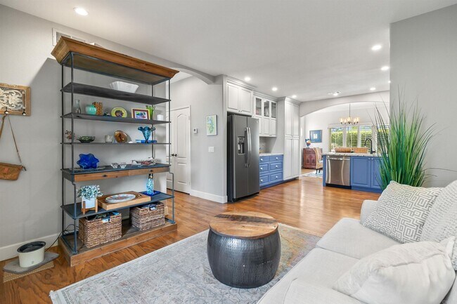 Building Photo - Immaculate 3 Bed, 2.5 Bath in Laguna Shores, Carlsbad!