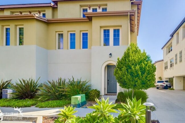 Primary Photo - Bright & Spacious 2Bdm 2Ba Townhome in Eas...