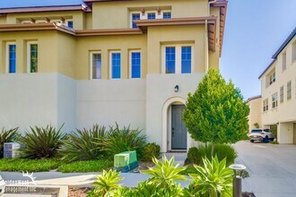 Building Photo - Bright & Spacious 2Bdm 2Ba Townhome in Eas...