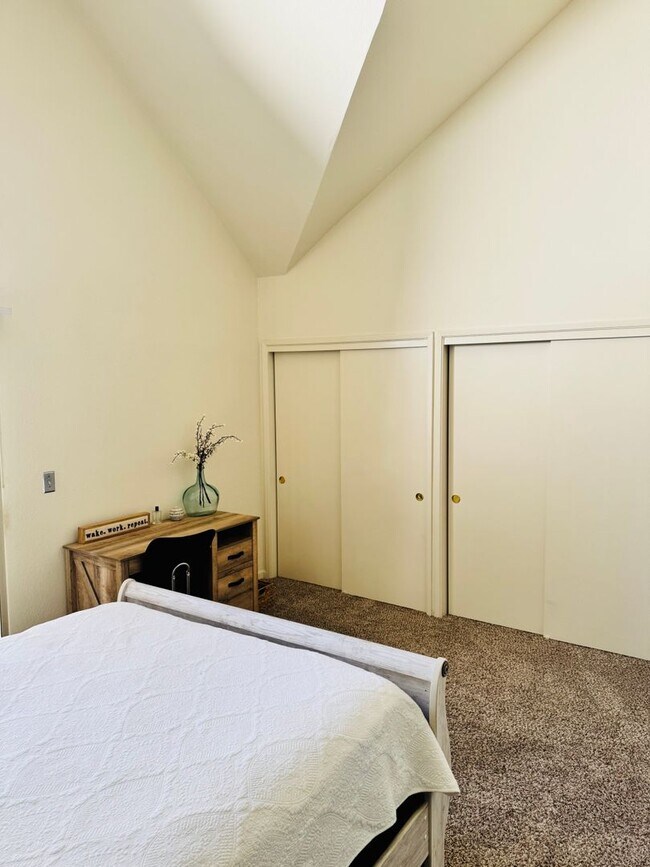 Building Photo - 2 Bedroom, 2 Bath Condo