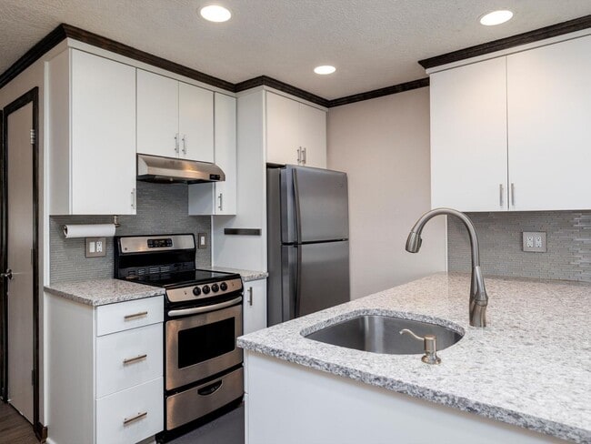Building Photo - Beautiful 3 bedroom unit near in Lake Oswe...