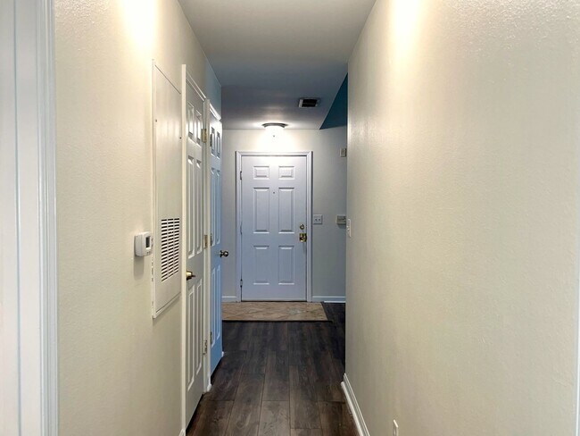 Building Photo - 2 Bed/2 Bath, Gated Community, Close to Sh...