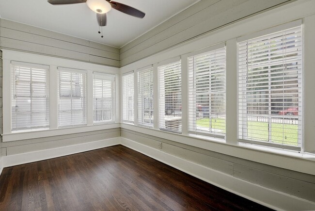 Building Photo - 6bed/3bath House in West Campus