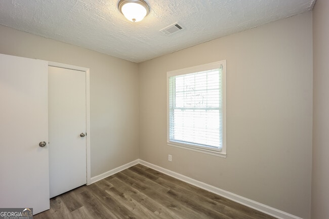 Building Photo - 8143 Huntington Dr