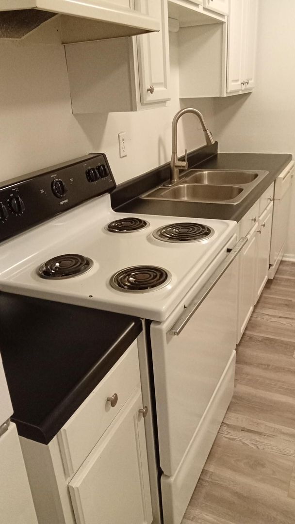 Building Photo - Modern 2-Bed, 1-Bath Oasis with Central Ai...