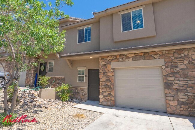 Building Photo - Charming 3 bedroom Townhome. 2 Community Pools!