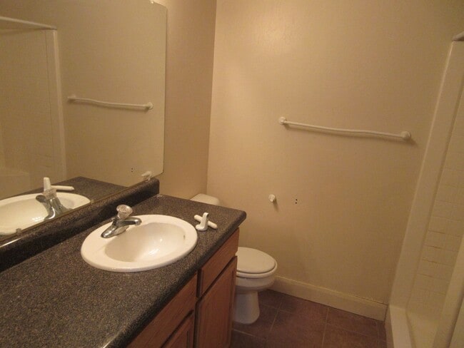 Building Photo - 7 bedroom, 3 bathroom twin home