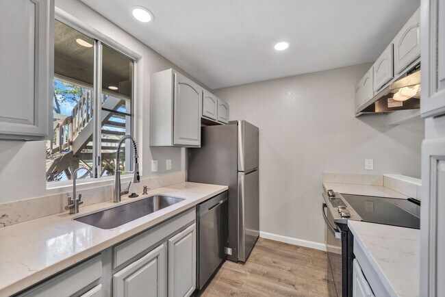 Building Photo - PET FRIENDLY and GROUND FLOOR Unfurnished ...