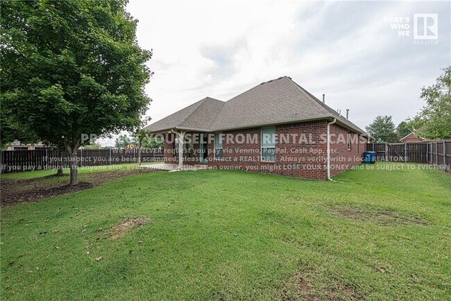 Building Photo - 3800 SW Banbury Dr