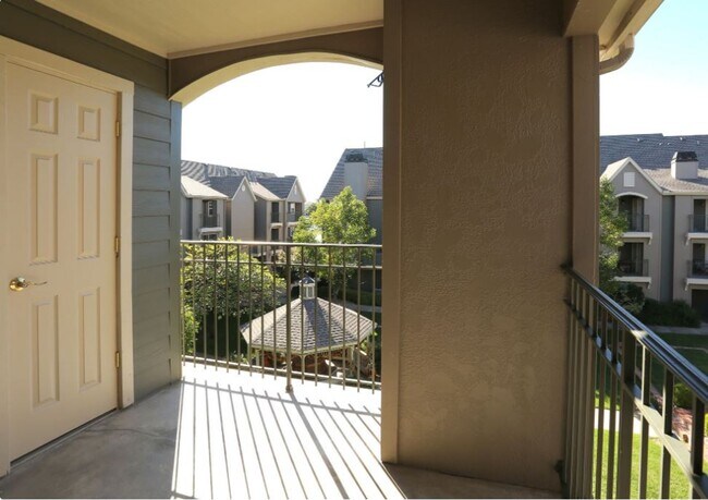 Building Photo - Beautiful large 2-bedroom 2 baths with 1 car garage in Mid Town Tulsa!!