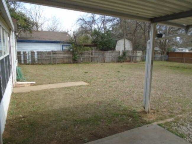 Building Photo - Very cute 1 story house on corner lot in F...