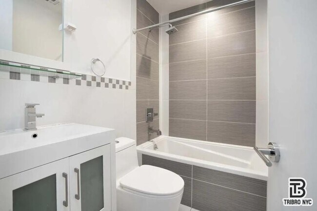 Building Photo - 3 bedroom in ASTORIA NY 11106