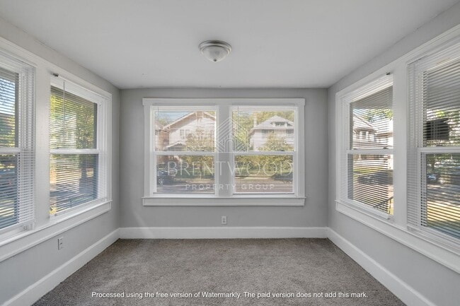 Building Photo - Spacious 4 Bed 1.5 Bath Updated Home