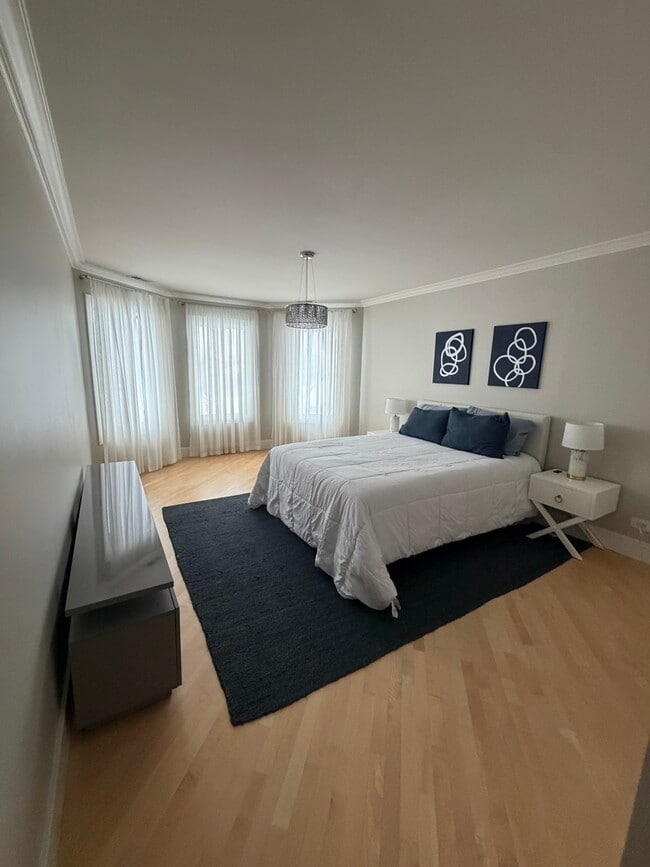 Building Photo - 525 Senon Dr