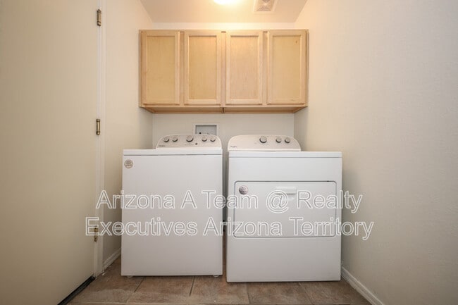 Building Photo - 3067 S Beck Dr