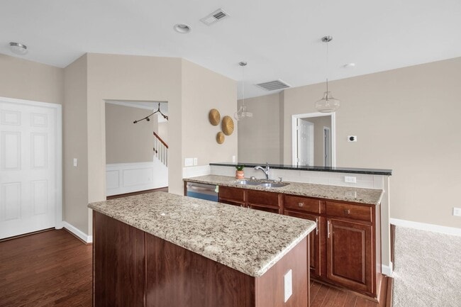 Building Photo - Beautiful Maintanance-Free 3 bedrooms 3 FU...
