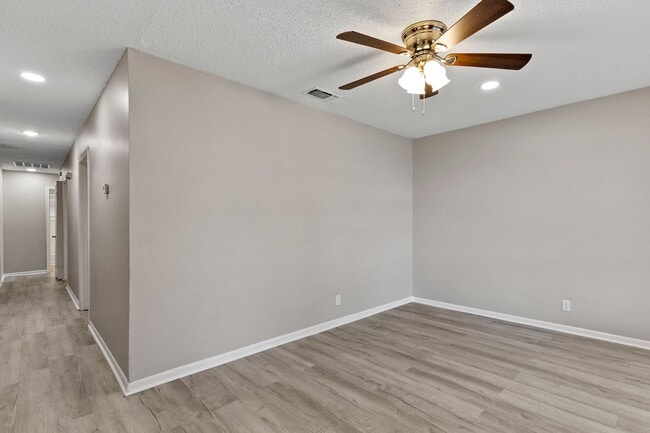 Building Photo - Spacious Duplex for Rent in Sherman, TX La...