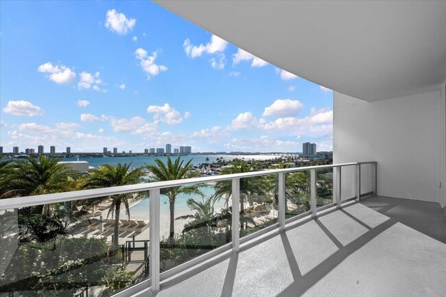 Building Photo - 220 Lake Shore Dr