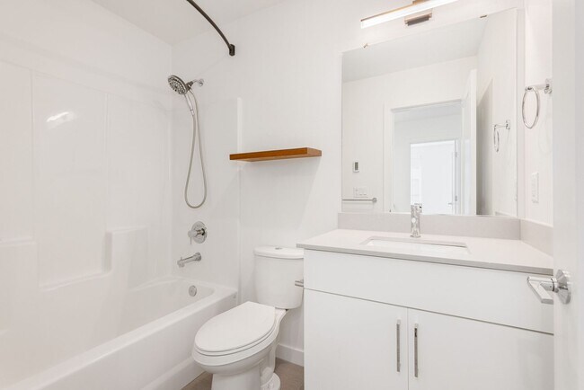 Building Photo - South Seattle Newer Townhome - Great location and floorplan