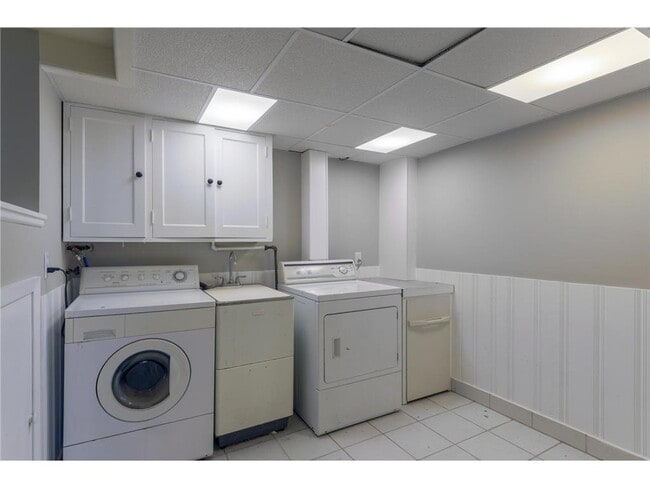 Building Photo - 11020 W River Rd