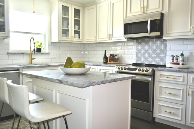 Large kitchen with silver marble tops - 6234 Bandera Ave