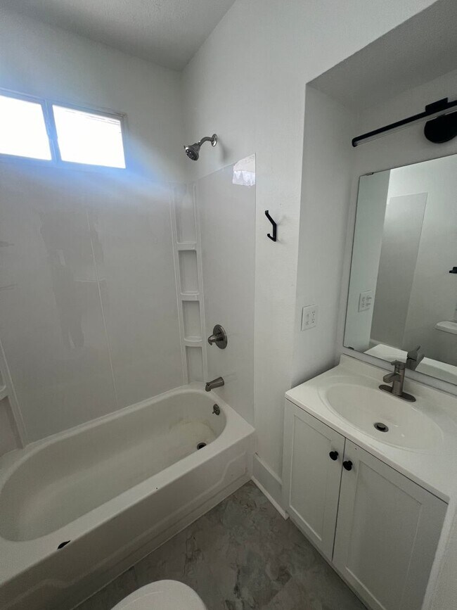 Building Photo - Charming Main Floor Apartment – 2 Bed, 1 B...