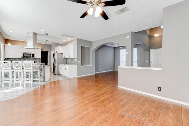 Building Photo - Spacious and Updated Home in Prime Location