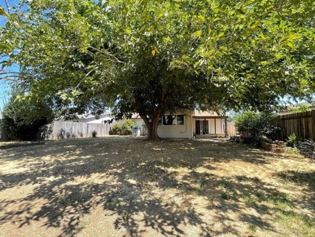 Building Photo - Beautifully Remodeled 5bd Single Story House