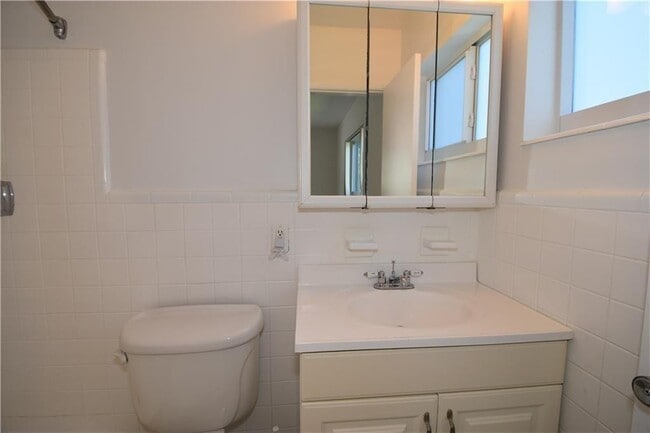 Building Photo - 1711 NE 60th St