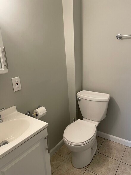 Full Bathroom - 2nd Floor 2 - 412 Market St