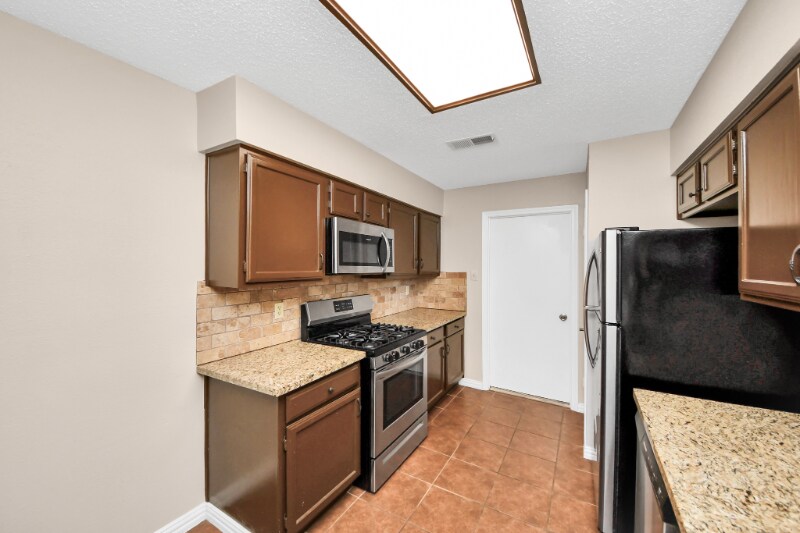 Building Photo - 2102 Rolling Glen Dr