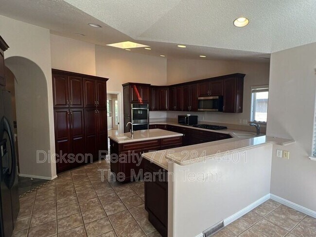 Building Photo - 3245 Marthiam Ave