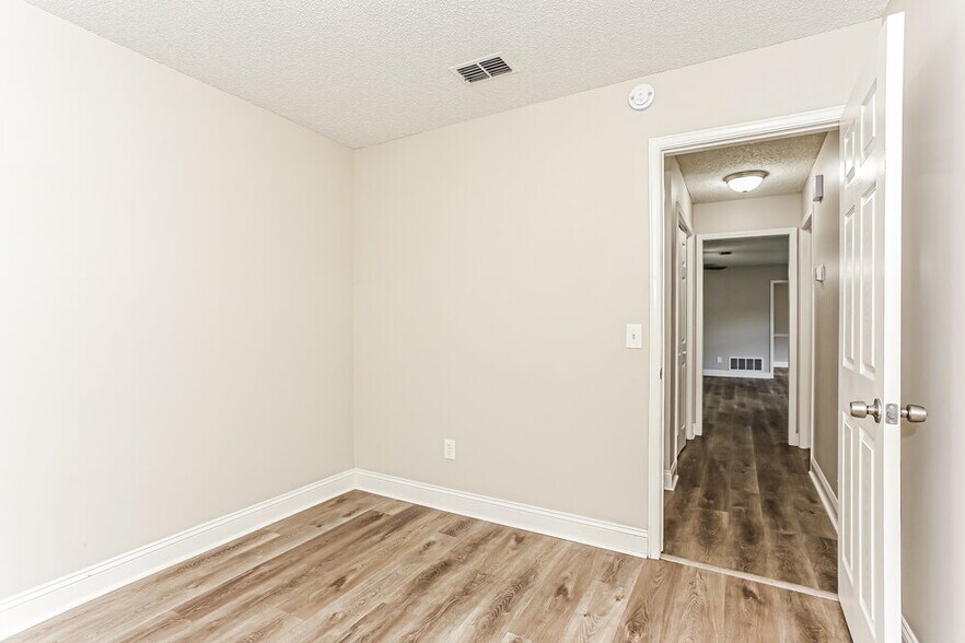 Building Photo - 2553 Sandlewood Cir
