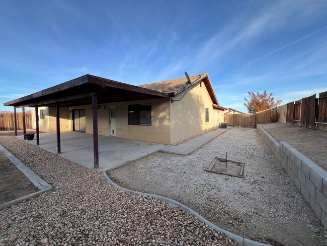 Building Photo - Beautiful 3 Bedroom 2 Bathroom House in Co...