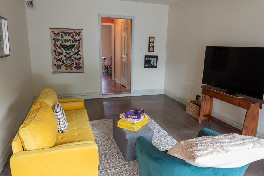 Family Room - 3270 Greenwich Ct