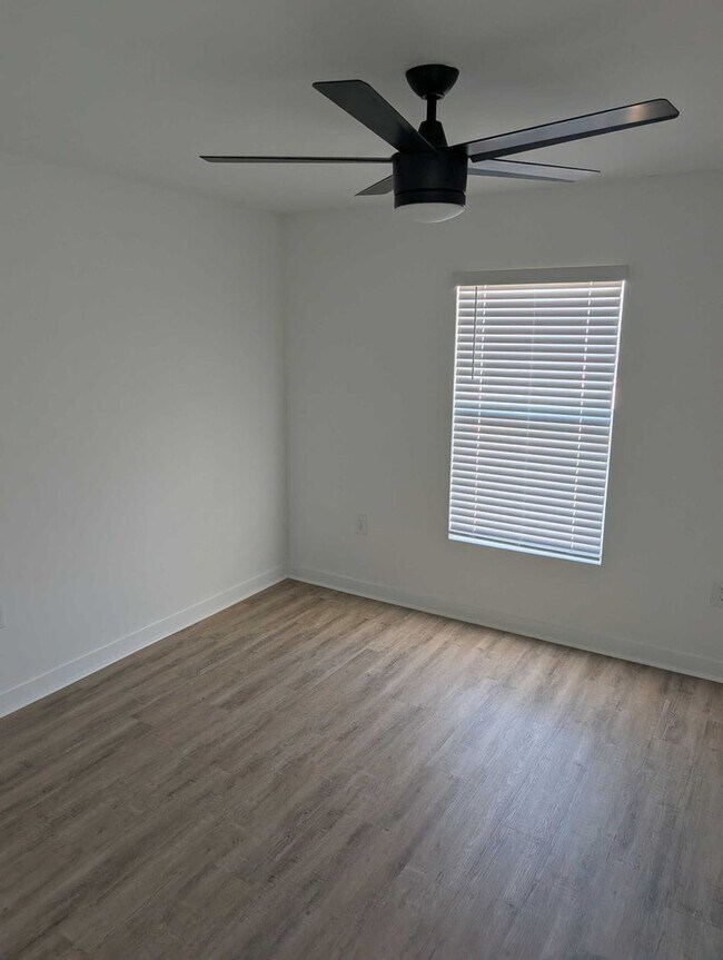 Building Photo - 1423 NE 12th Pl