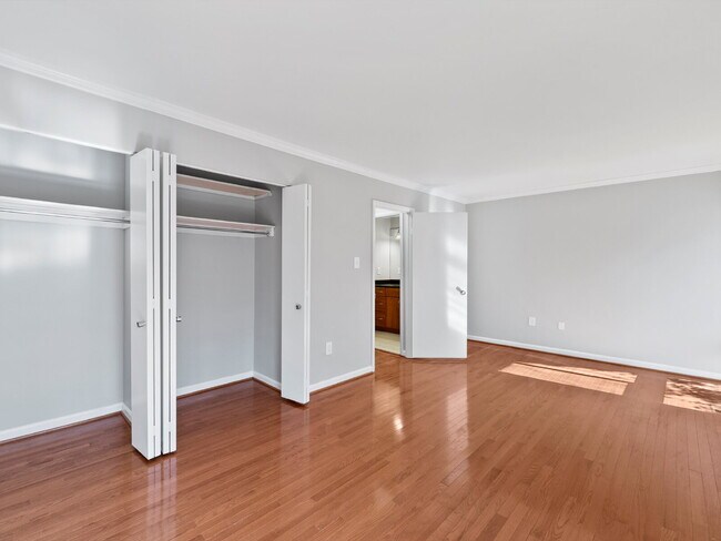 Building Photo - Stylish & Spacious Townhome in Prime Location!