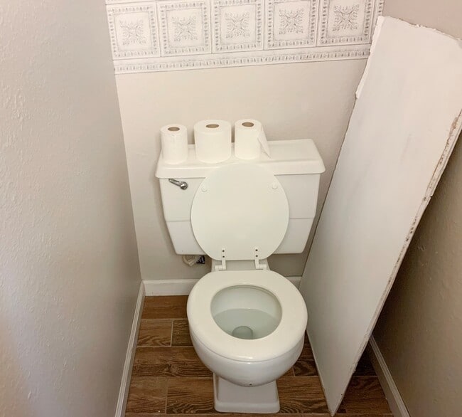 Building Photo - 2 Bed Townhouse with Garage! Convenient Lo...