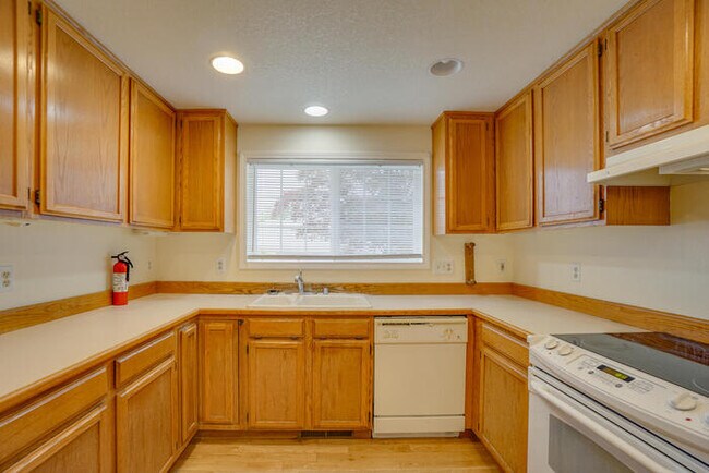 Building Photo - LARGE THREE BEDROOM HOME WITH RV /BOAT PAR...