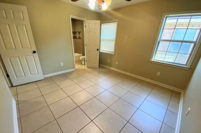 Building Photo - Spacious 2BR/2BA Duplex Near McNeese