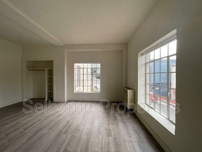 Building Photo - 2501 Ivy Dr