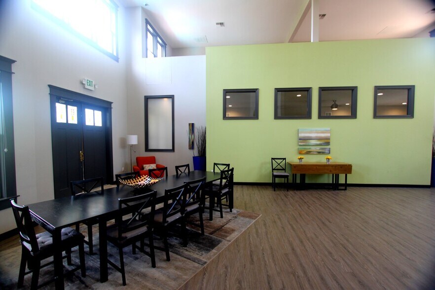 Clubhouse - 1942 Oxford Ln