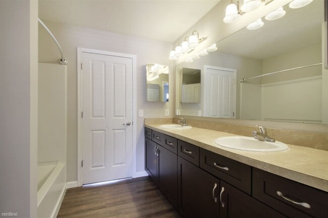 Building Photo - 2 br, 1.5 bath Townhome - 57 High Street 8